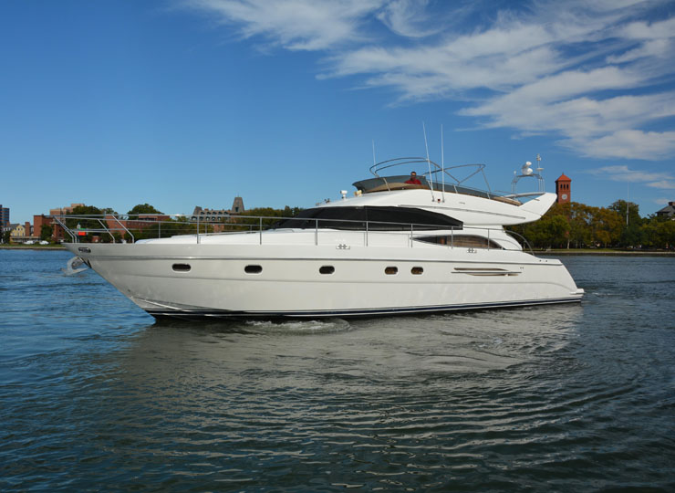 "Exclusive motor yacht rental for Mumbai excursions"