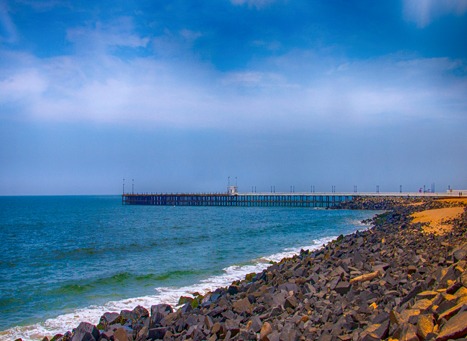 Promenade beach best place to visit in Pondicherry.