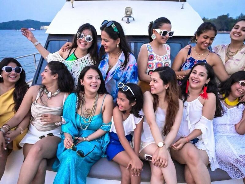 skysail-india-women-having-fun-on-yacht-pondicherry