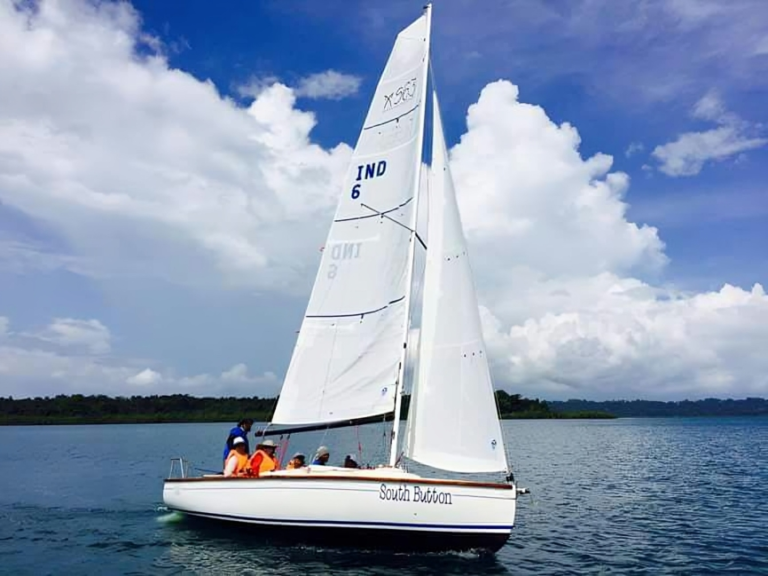 Family Enjoying on renting a Xs63 yacht in Mumbai.