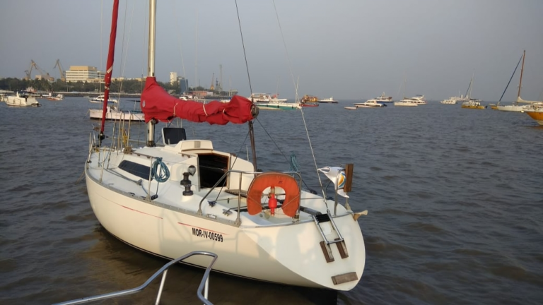 Tengi Yacht on rent in Mumbai.