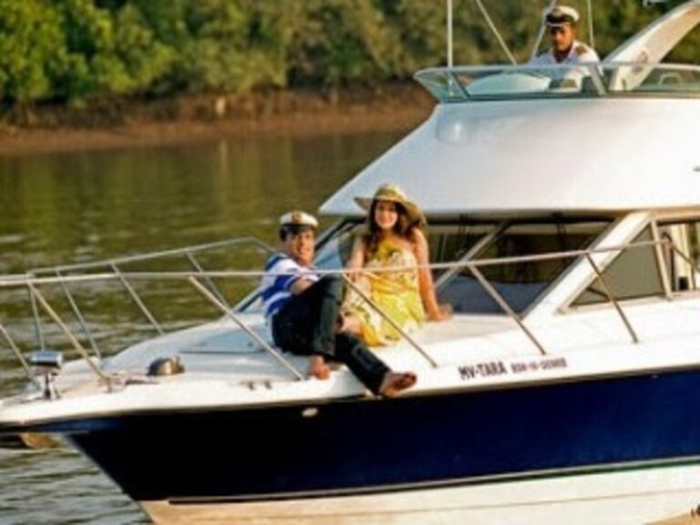 Goa-yacht-hire-bayliner-discovery