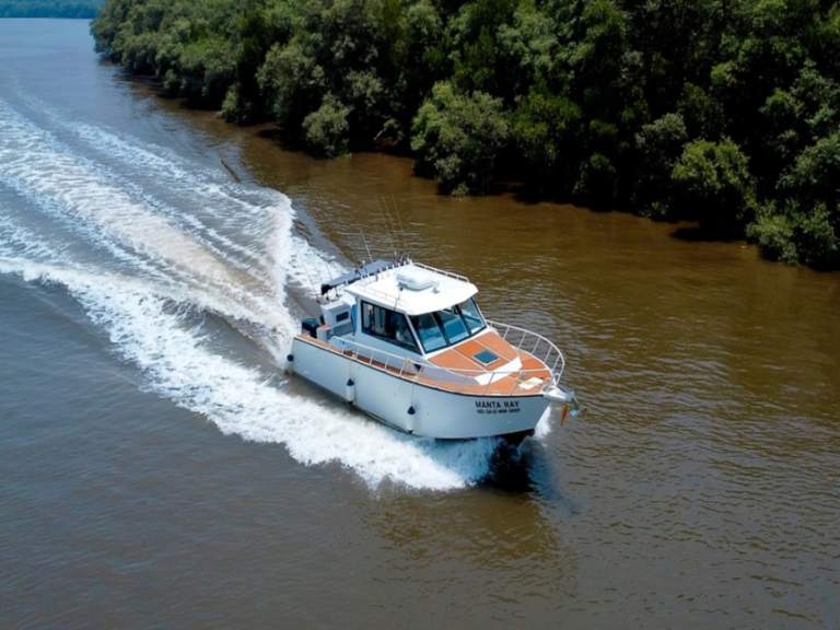 manta ray luxury motor yacht