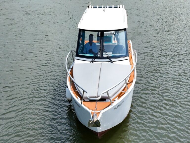 sea-white-fin-yacht-booking-goa