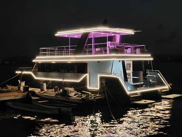 Ripples-Chique-Catamaran-Yacht